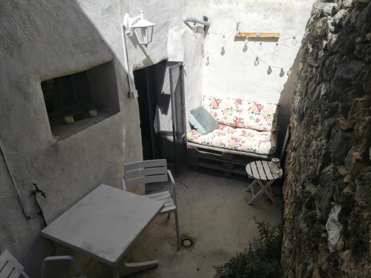 Charmant Appartement En Centre-Ville Medieval Gigean Exterior photo